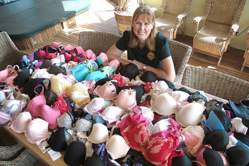 Jigalong midwife 'raising the bra' to support women in remote WA - ABC News