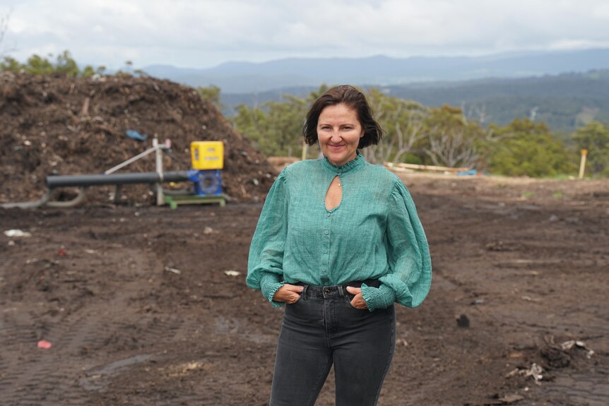 Una mujer con un top verde en la planta de compostaje de Bega