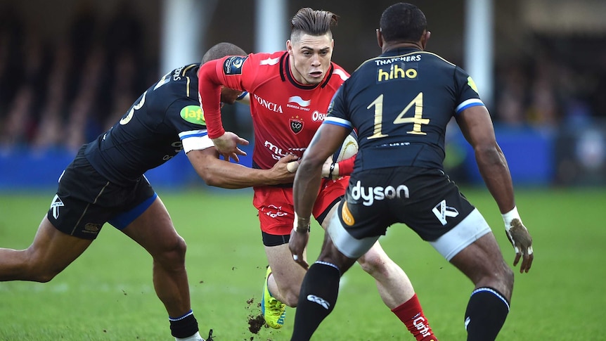 Toulon's James O'Connor (C) in action v Bath in European Rugby Champions Cup on January 23, 2016.