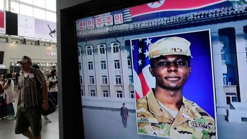 美国士兵特拉维斯·金新闻在车站播放。