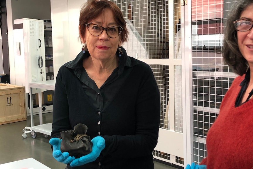 Gaye Sculthorpe with an Aboriginal kelp water container from the 17th century