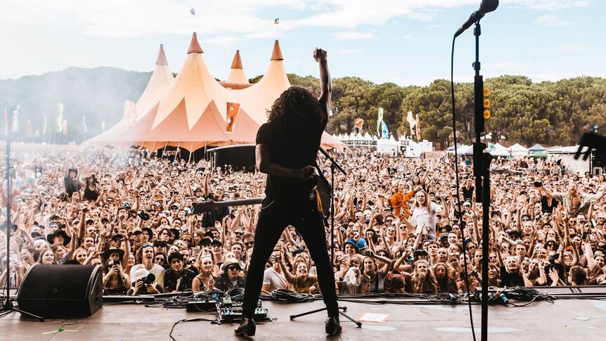 Gang of Youths' Dave Le'aupepe raising his fist to a packed crowd at Sydney City Limits 2018