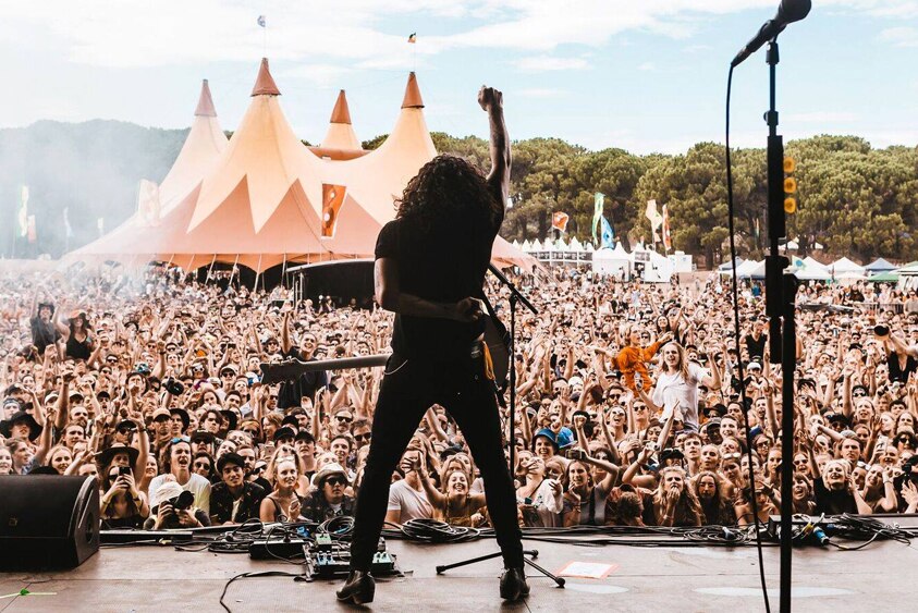 Gang of Youths' Dave Le'aupepe raising his fist to a packed crowd at Sydney City Limits 2018