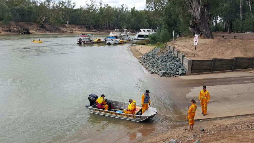 Police and volunteers search for an Irish man who fell from a houseboat near Echuca.