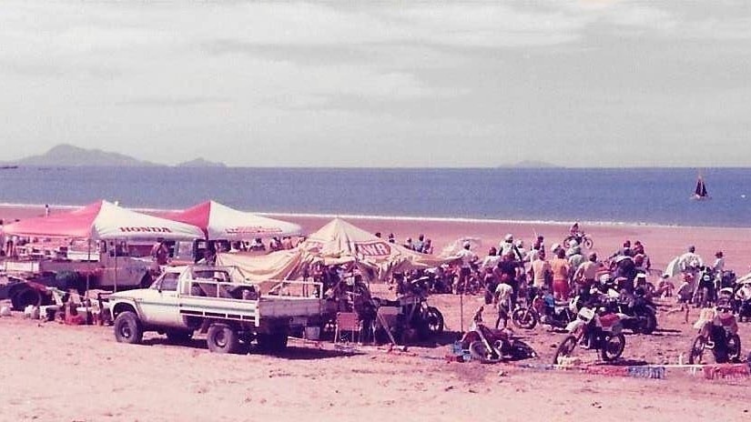 Motorrad-Strandrennen für Queen of the Beach auf der Strecke, während Fahrerinnen den Sand aufwühlen