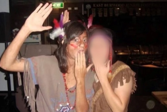 Dos personas en una fiesta en 2010, una de ellas con la cara roja.