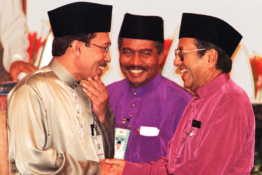 Anwar Ibrahim greets Mahathir Mohamad