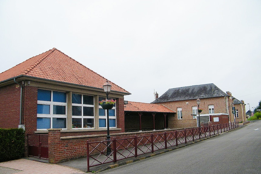 the exterior of the Blangy-Tronville Public Elementary School