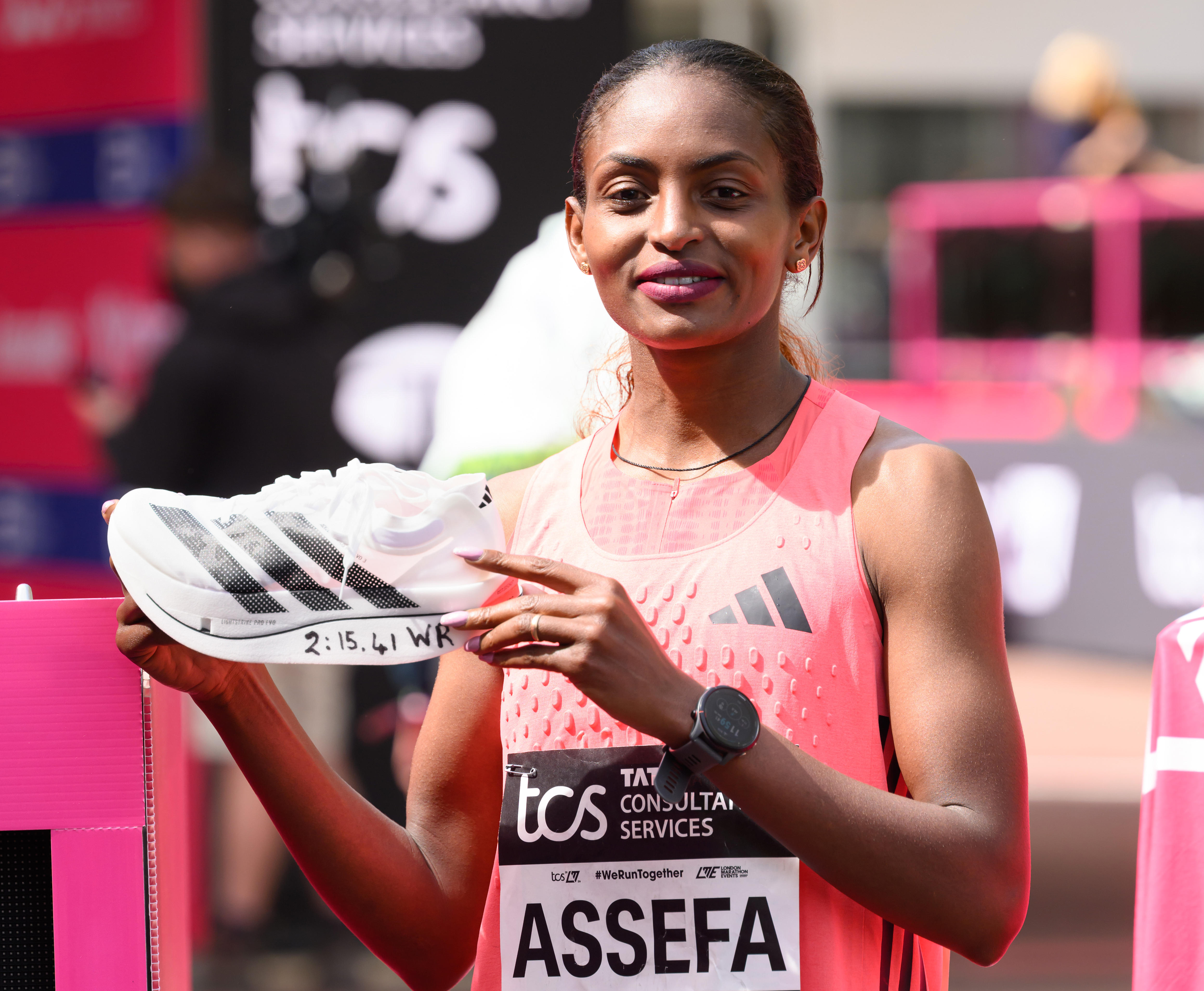 Tigst Assefa com seu sapato