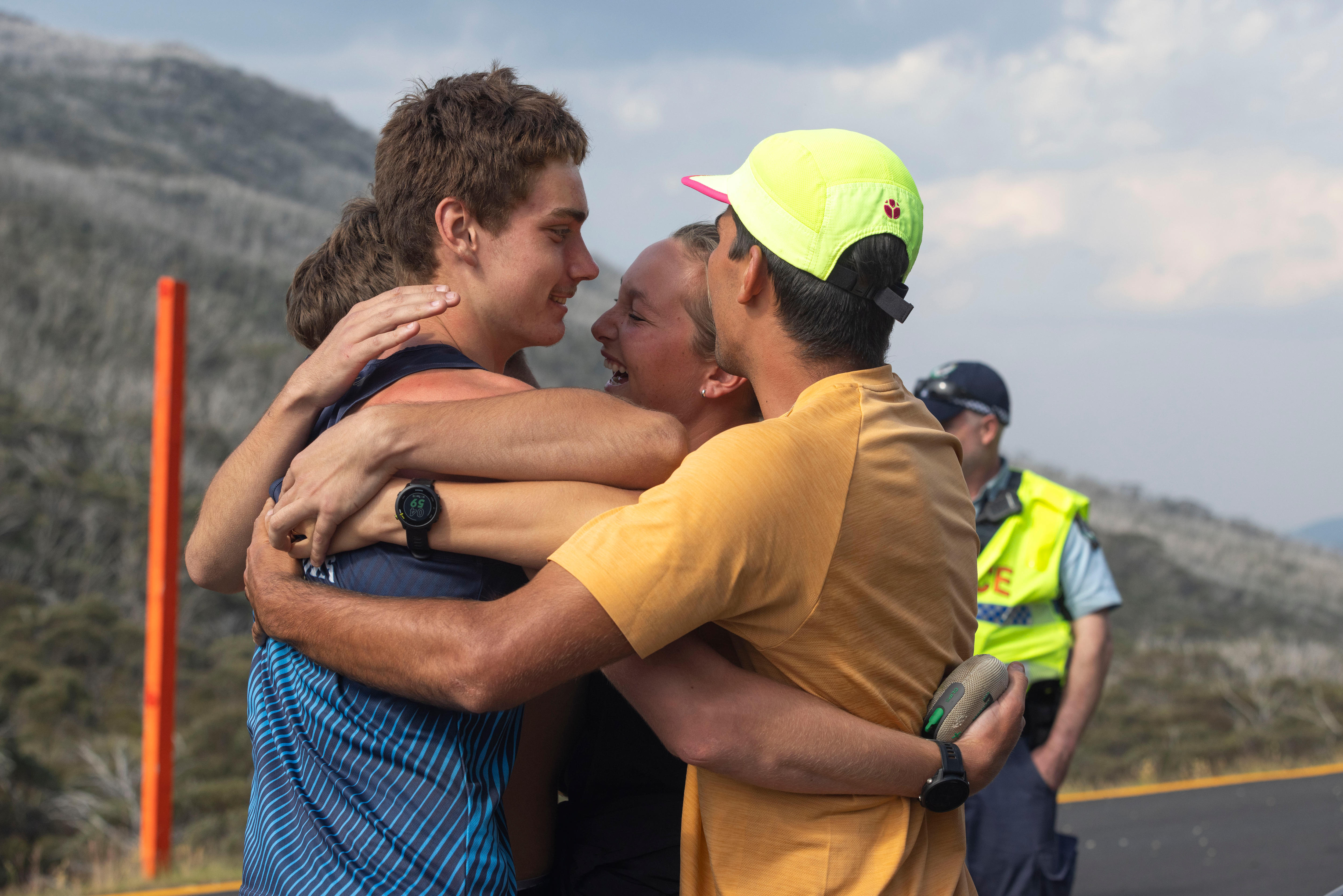 Um grupo de jovens se abraçando. 
