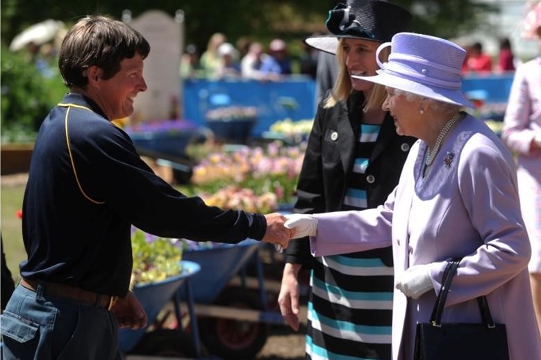 A gardener shakes hands with the Queen at Floriade