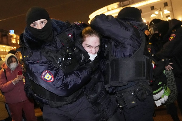 据报道，在莫斯科和圣彼得堡的反战抗议活动中，有1700人遭逮捕。
