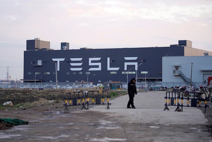 Un plan extérieur de l'usine Tesla à Shanghai. 