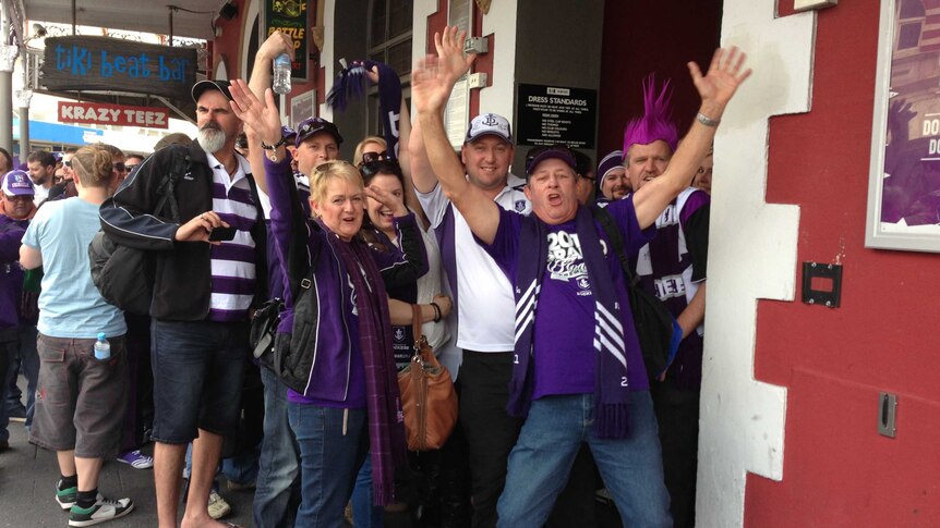 Upbeat Dockers fans converge on Fremantle for the 2013 AFL grand final