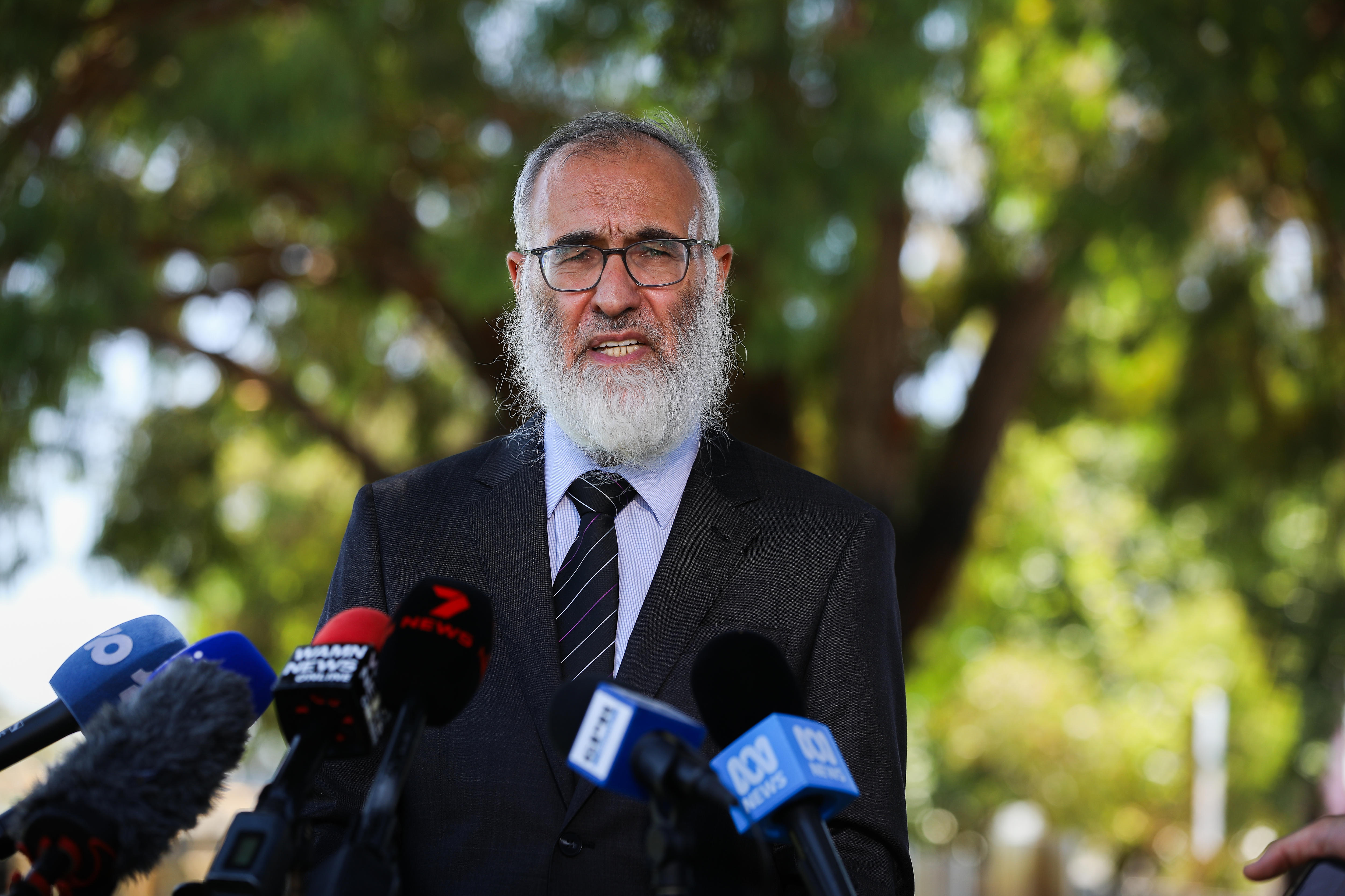 Marcus Solomon habla en una conferencia de prensa.