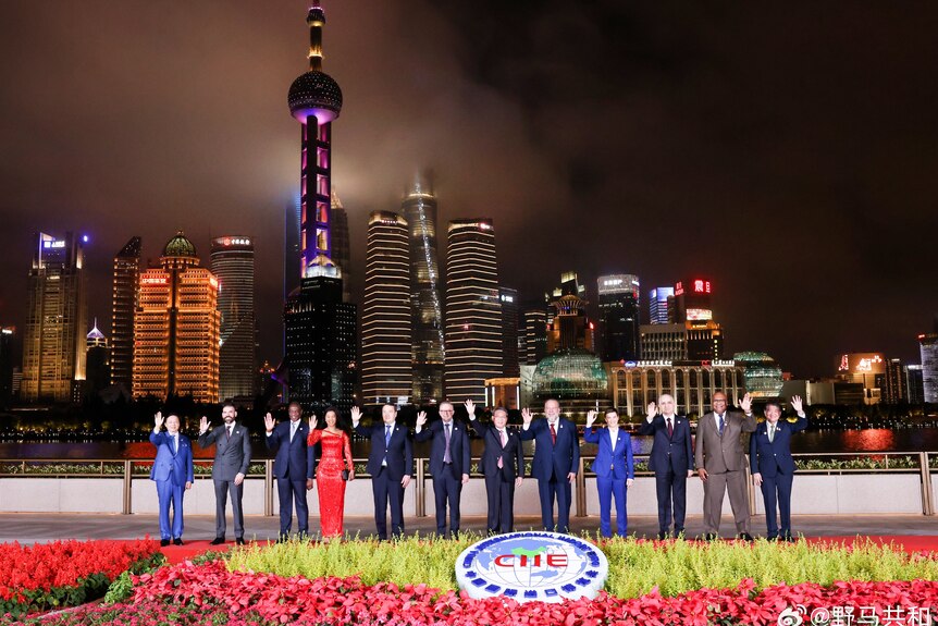 与会2024年进博会的各国领袖在上海外滩合影。