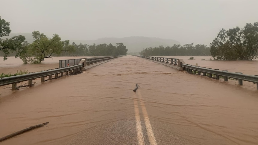 Les villes de Halls Creek, Kununurra et Wyndham dans le Kimberley sont isolées alors que les inondations forcent la fermeture des autoroutes