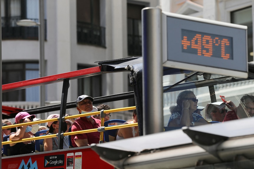 Autobus turystyczny przejeżdża przez termometr o temperaturze 49 stopni Celsjusza.