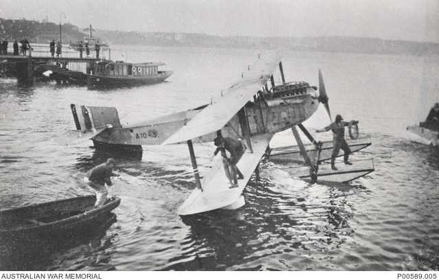 Ein Schwarz-Weiß-Foto eines Wasserflugzeugs auf dem Wasser im Jahr 1924.
