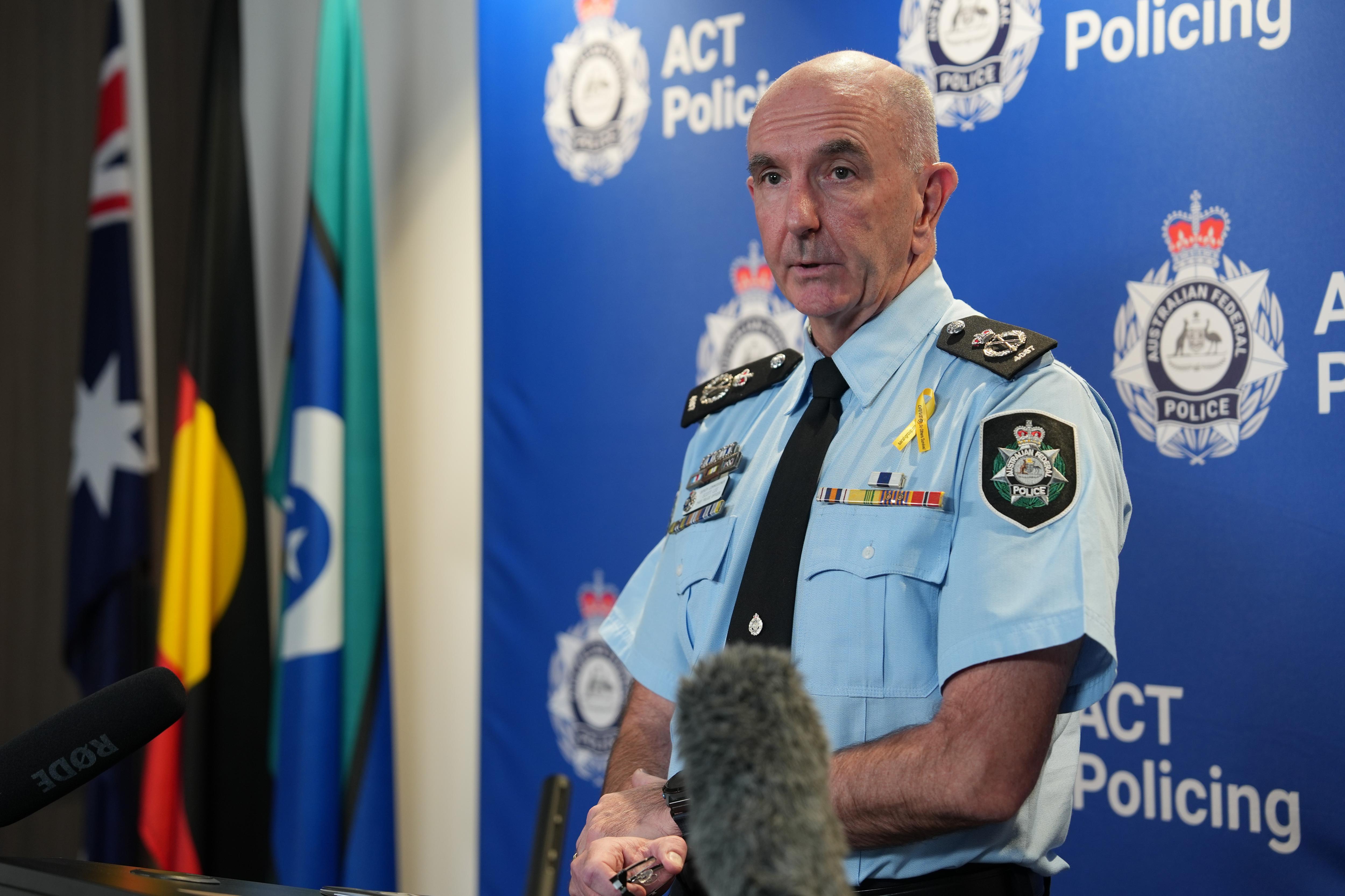 Un oficial de policía que se dirige a los medios.