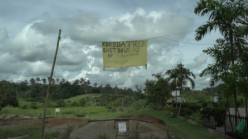Sign reads "kokoda trek shutdown as of today 04/02/2018"