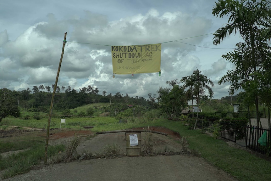 Sign reads "kokoda trek shutdown as of today 04/02/2018"