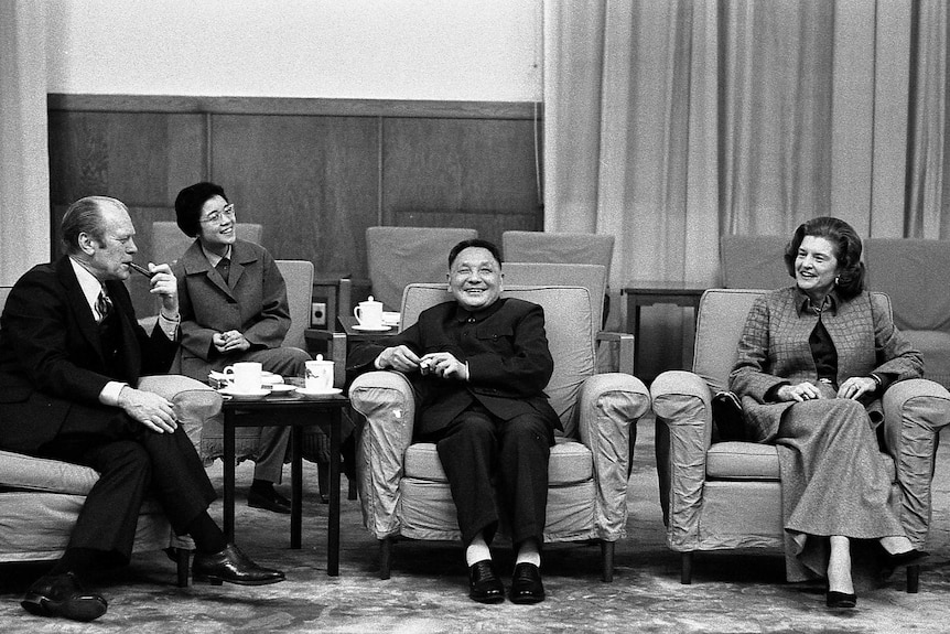 1975年，美国前总统杰拉尔德·福特和他的妻子在中国北京与邓小平会晤。