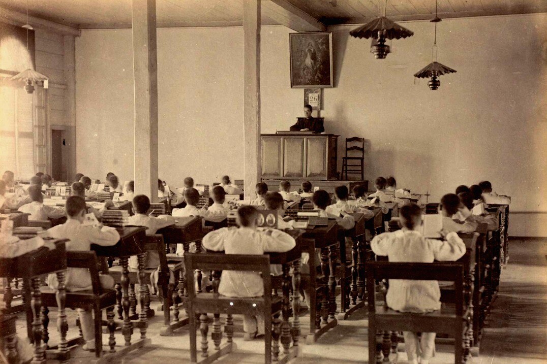 A scanned image from a physical photo album shows a black and white image of a school class which is then outlined in red.