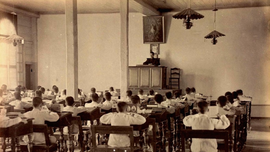 A scanned image from a physical photo album shows a black and white image of a school class which is then outlined in red.