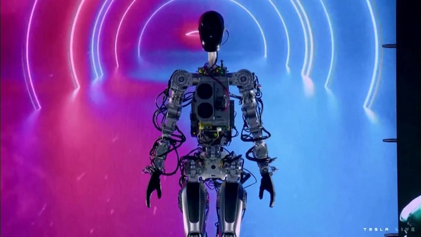 Elon Musk dévoile le robot humanoïde de Tesla “Optimus” mais dit qu’il n’est pas encore prêt pour le travail en usine