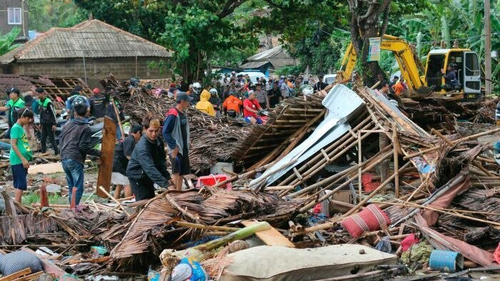 Warga mulai membersihkan puing-puing di Carita, Pandeglang pasca diterjang tsunami