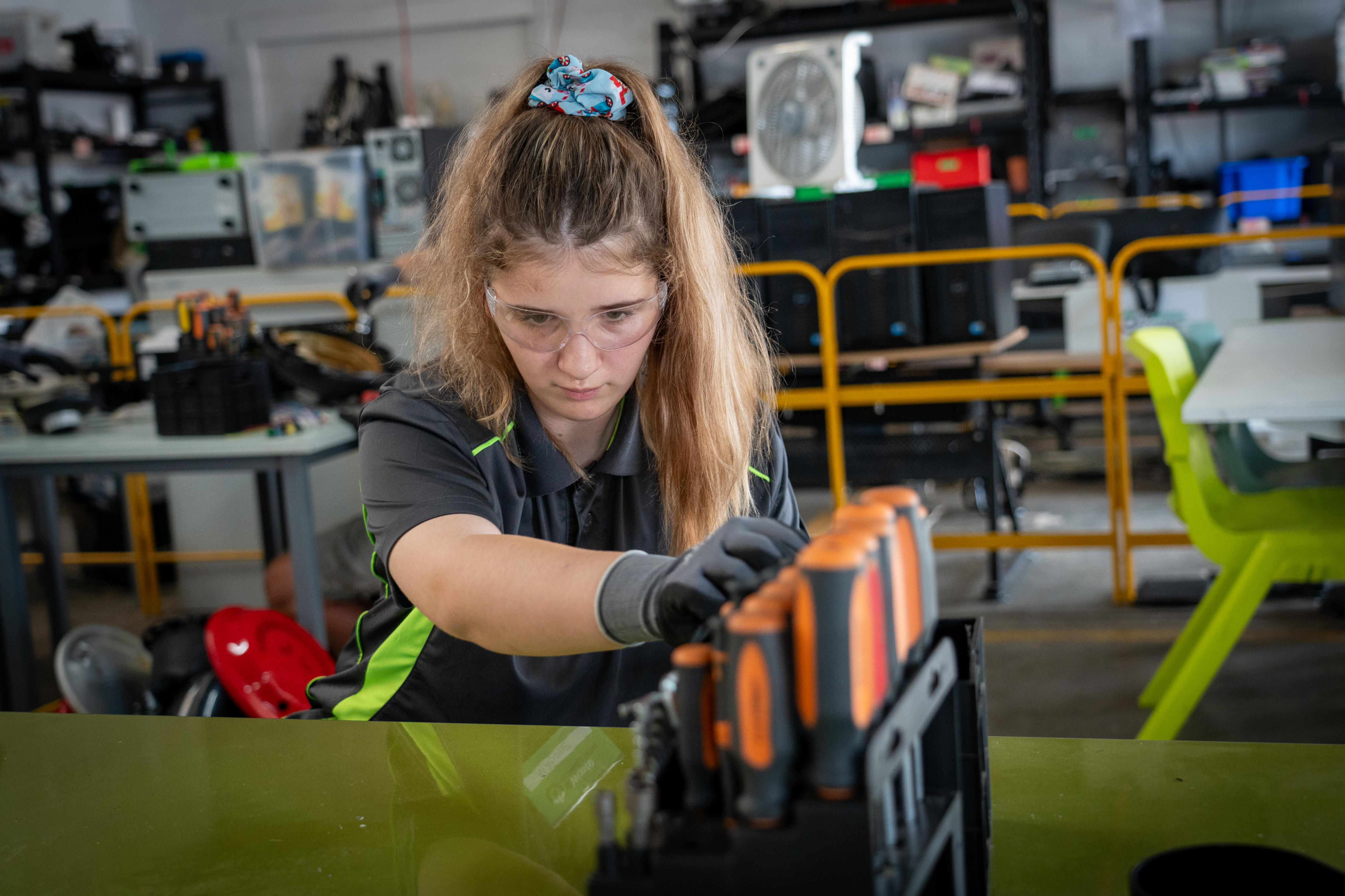 Una chica en un taller.