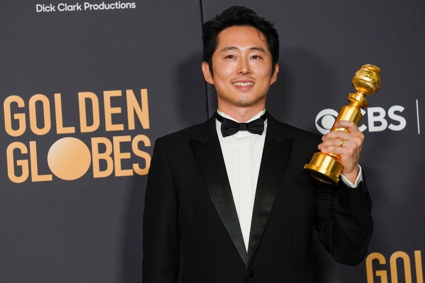 1983年12月21日出生于韩国首都汉城的史蒂文·元在随家人移民美国后的2024年获得最佳男配角奖。