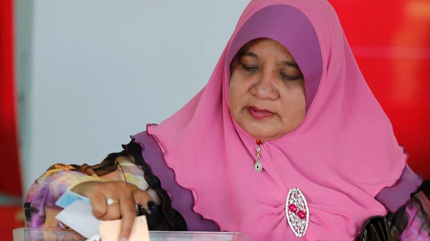 Malaysian woman casts her vote in the election