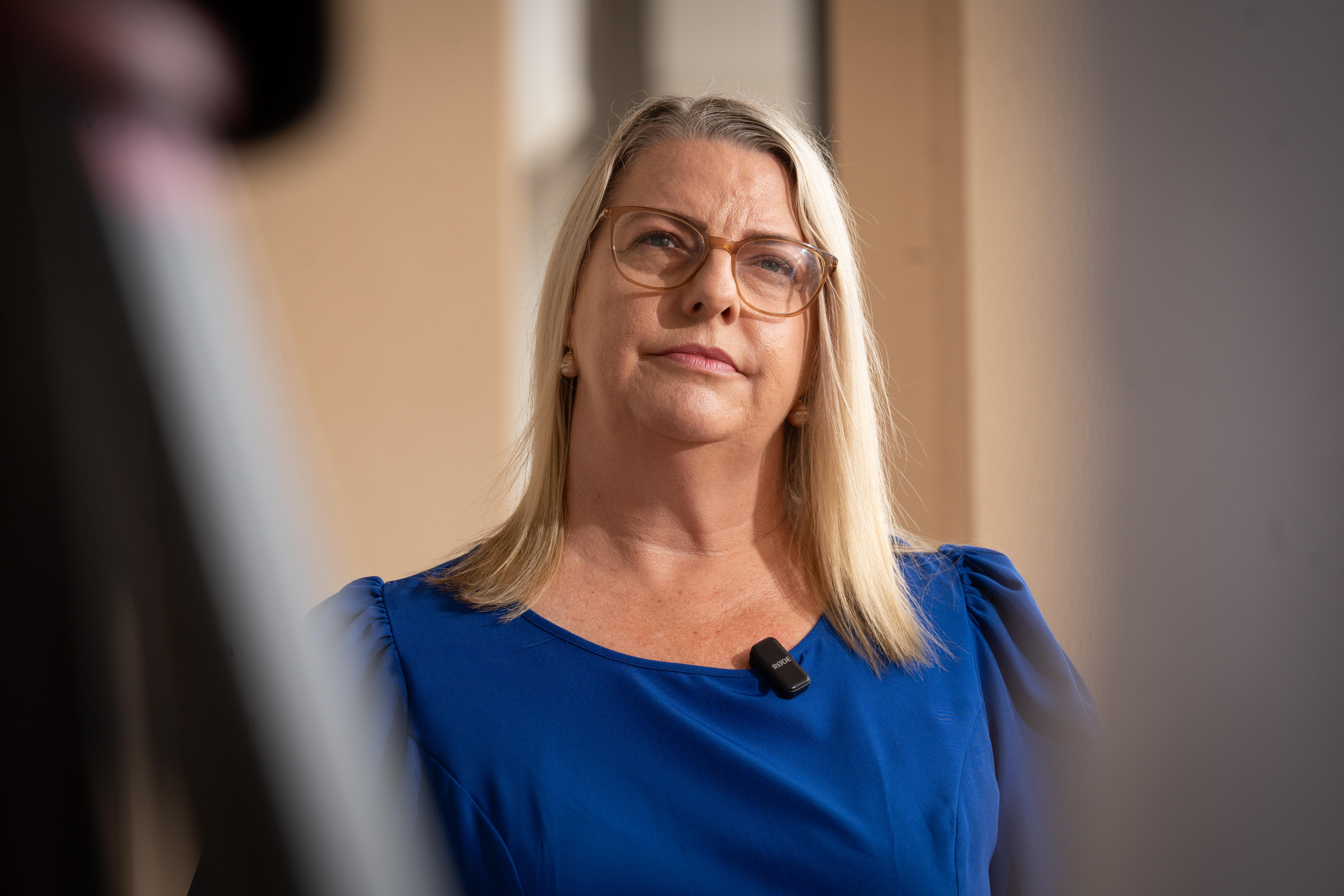Una mujer con un vestido azul.