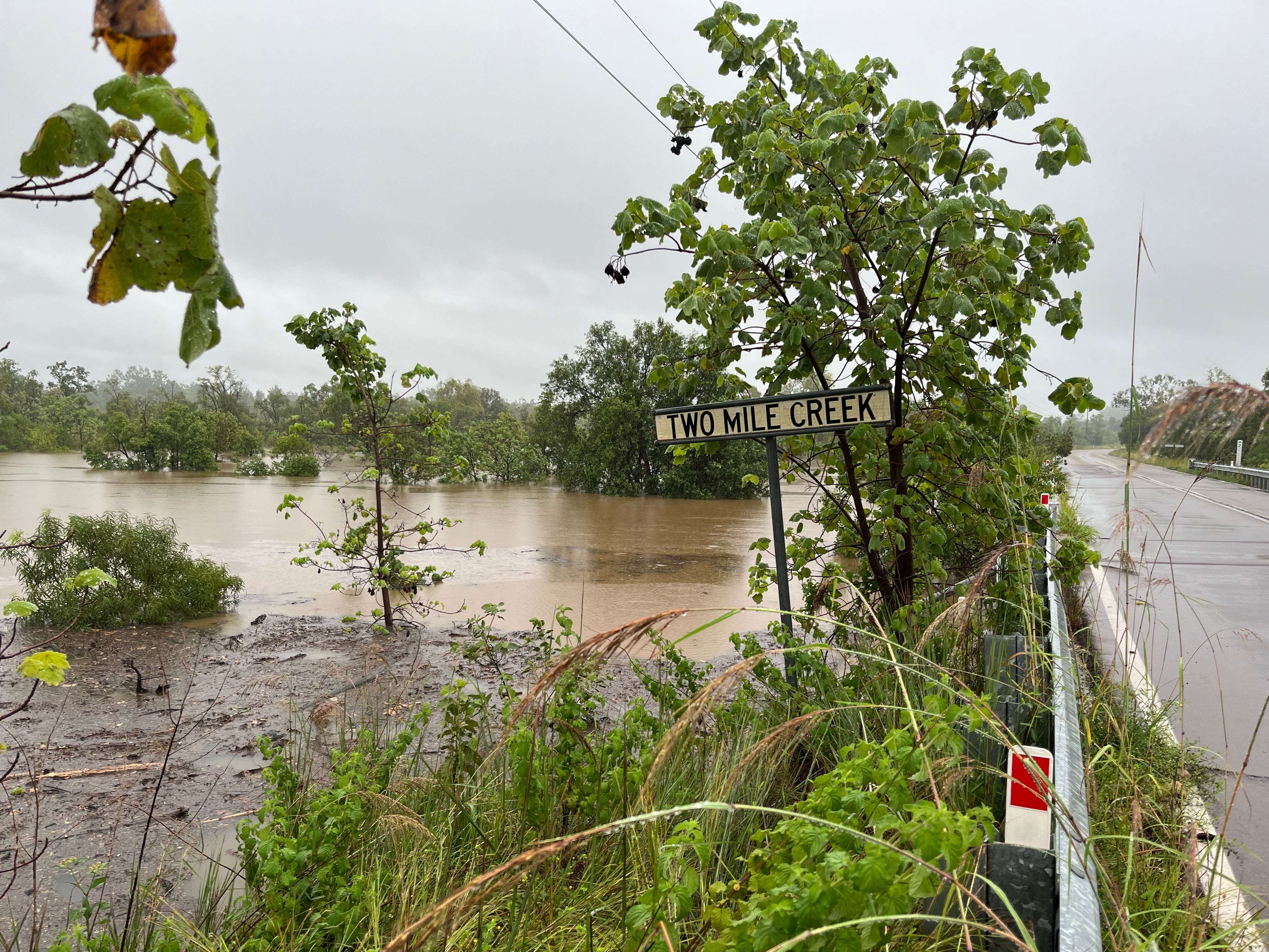 Emergency flood warning issued for Katherine after 100mm of rain hits region