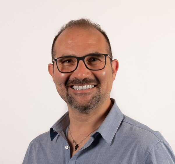 A portrait photo of a man with glasses. 