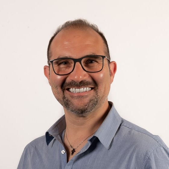 A portrait photo of a man with glasses. 