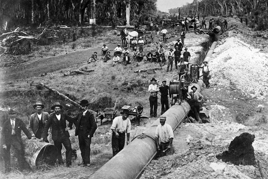 Black and white image of workers laying the Goldfields Pipeline from Perth to Kalgoorlie.