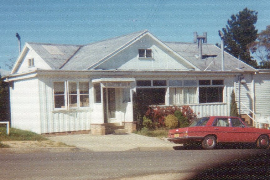 A colour photo of a Wentworth Falls weatherboard house 