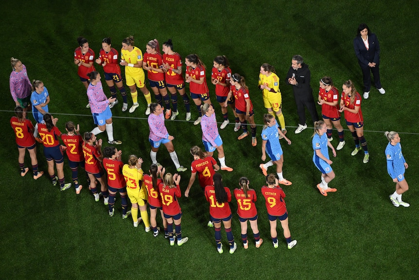 Игроки сборной Испании формируют почетный караул для игроков сборной Англии после финала чемпионата мира по футболу среди женщин.