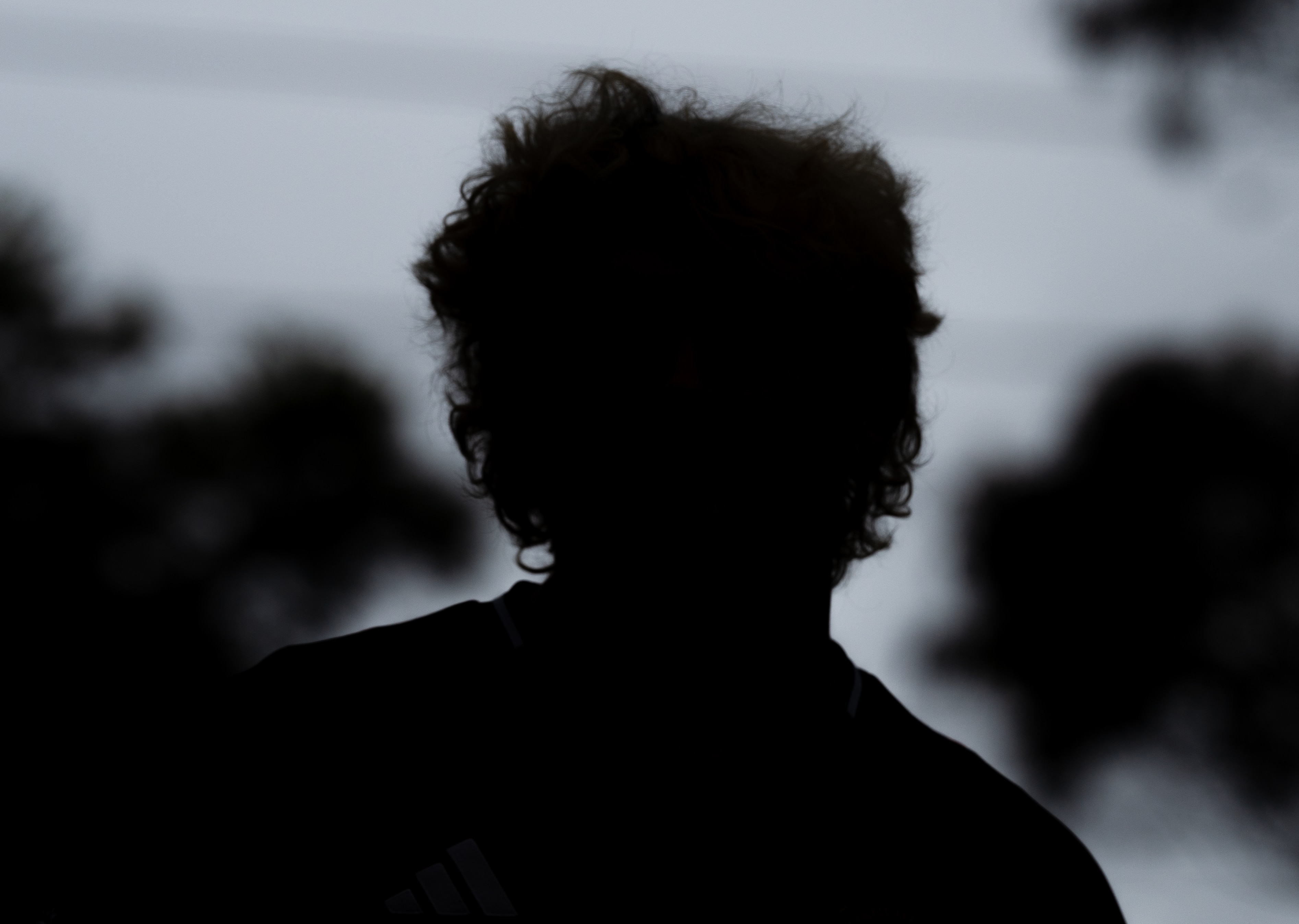 A silhueta de um homem sobre um fundo escuro.