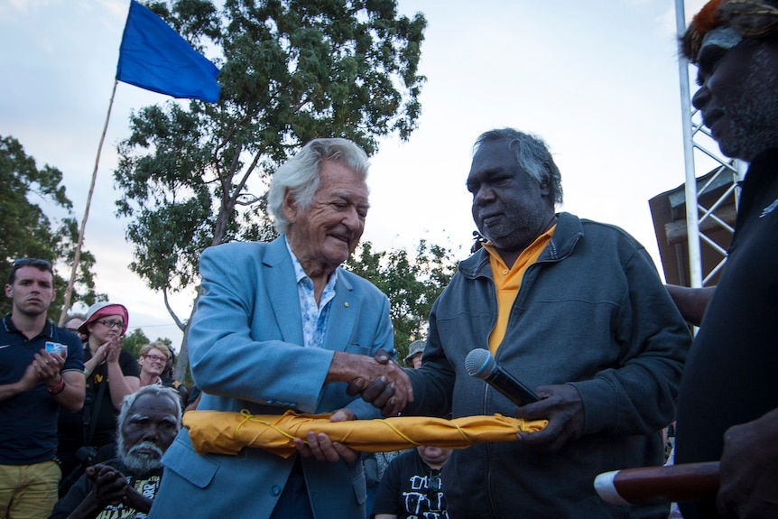 Yunupingu with Bob Hawke at Garma in 2014.