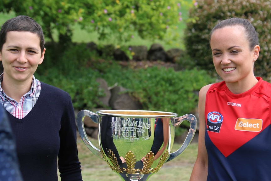 Julia Chiera (left) and Daisy Pearce (right) with the 2018 AFLW premiership cup.