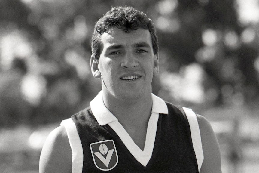 A black and white photo from 1985 showing a Collingwood player at a training session.