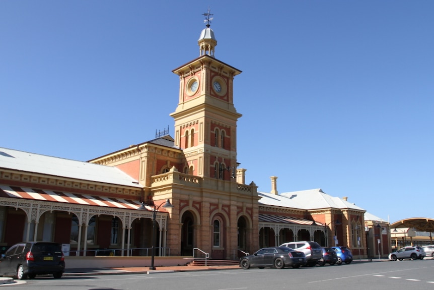 A side on photo of the front of Albury train station on a sunny day.
