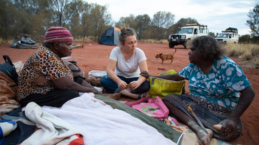 Ninuku Arts' Mandi King with local artists