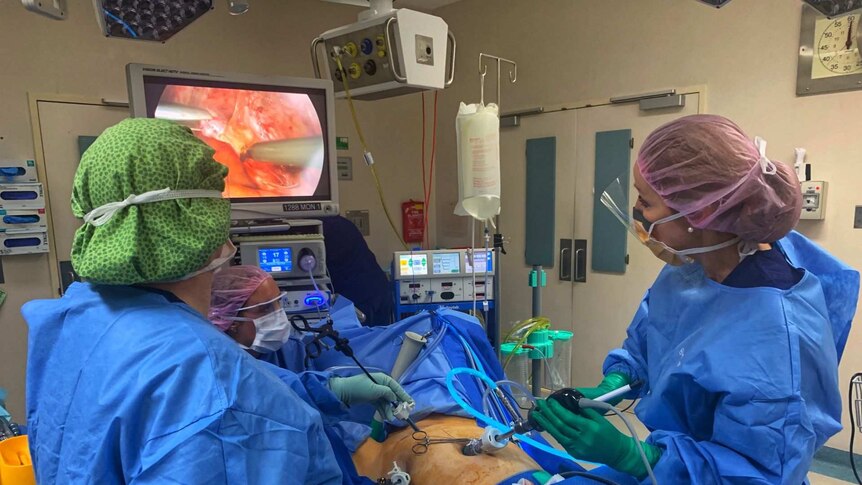 Dr Kirsten Connan performs surgery on woman.