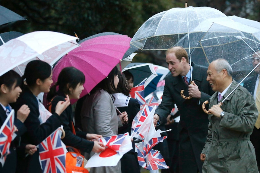 Prince William and Tokyo governor Yoichi Masuzoe greet students