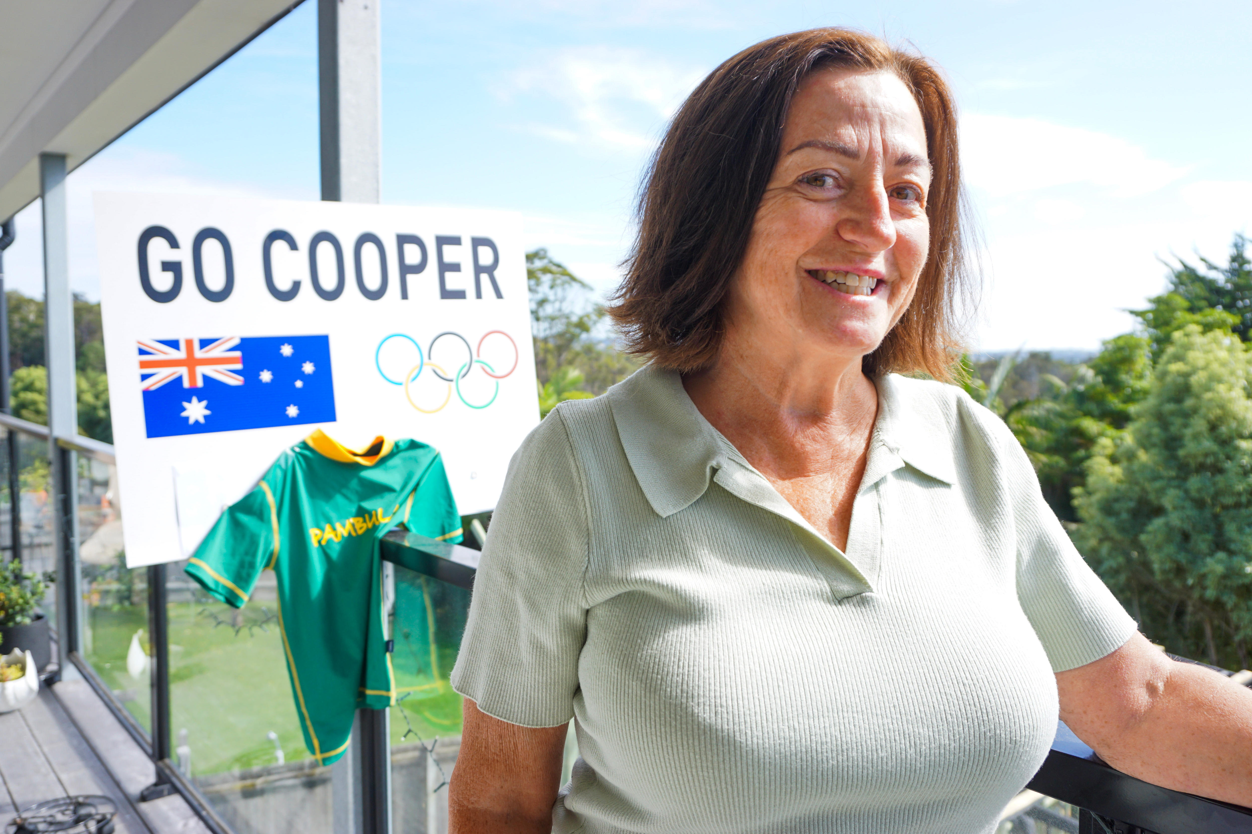 uma mulher se apoia em uma grade 